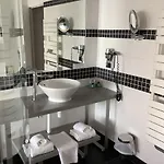 فندق Logis - La Petite Rade 3*