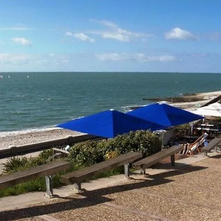 Hotel Logis - La Petite Rade