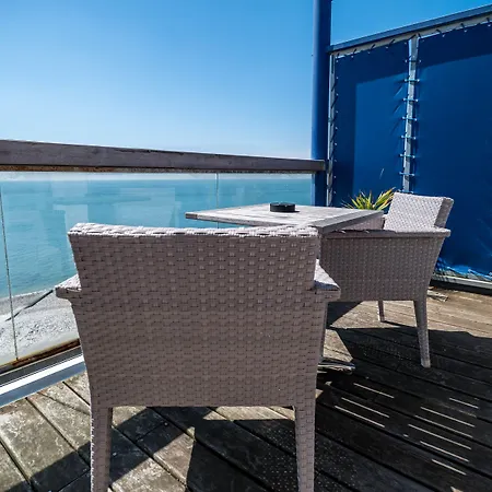 Hotel Logis - La Petite Rade