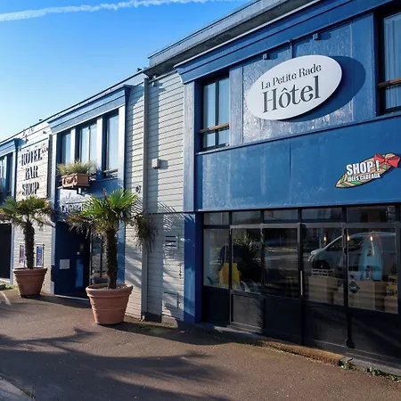 Hotel Logis - La Petite Rade 3*