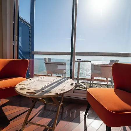Hotel Logis - La Petite Rade 3*