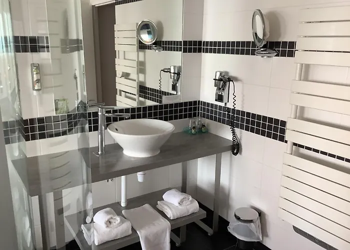 Hotel Logis - La Petite Rade 3*